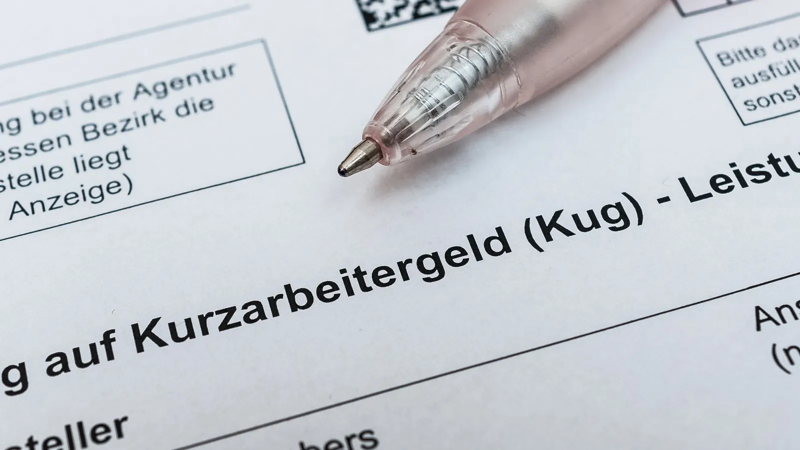 Ein Stift liegt auf einem Antrag für Kurzarbeit.