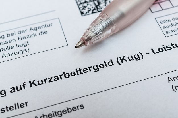 Eun Stift liegt auf einem Antrag Arbeitsamt auf Kurzarbeit