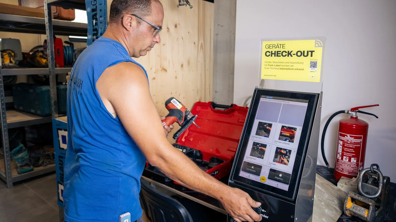 Heiko Müller, Mitarbeiter bei Blautal Baumaschinen beim Check-out am Wattro Terminal.