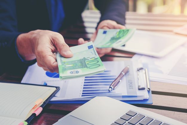 Im Büro wird die Anzahlung für einen Auftrag bar gezahlt.
