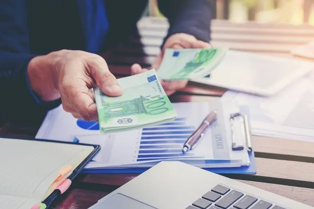 Im Büro wird die Anzahlung für einen Auftrag bar gezahlt.