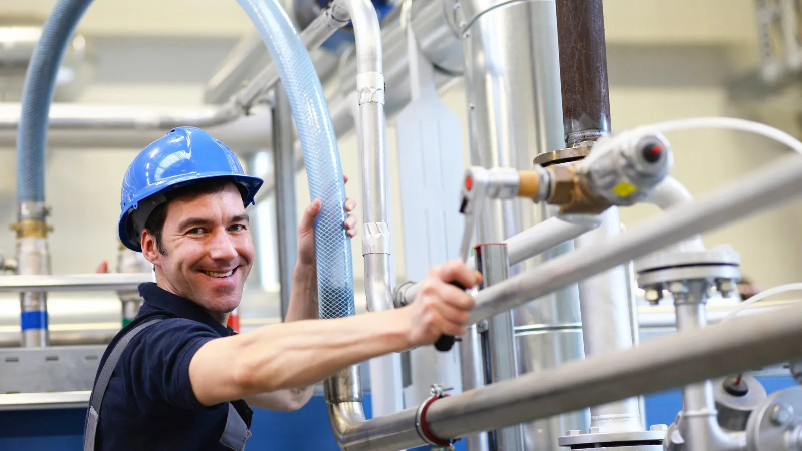 Ein Mann arbeitet in einem Industrie-Unternehmen. 