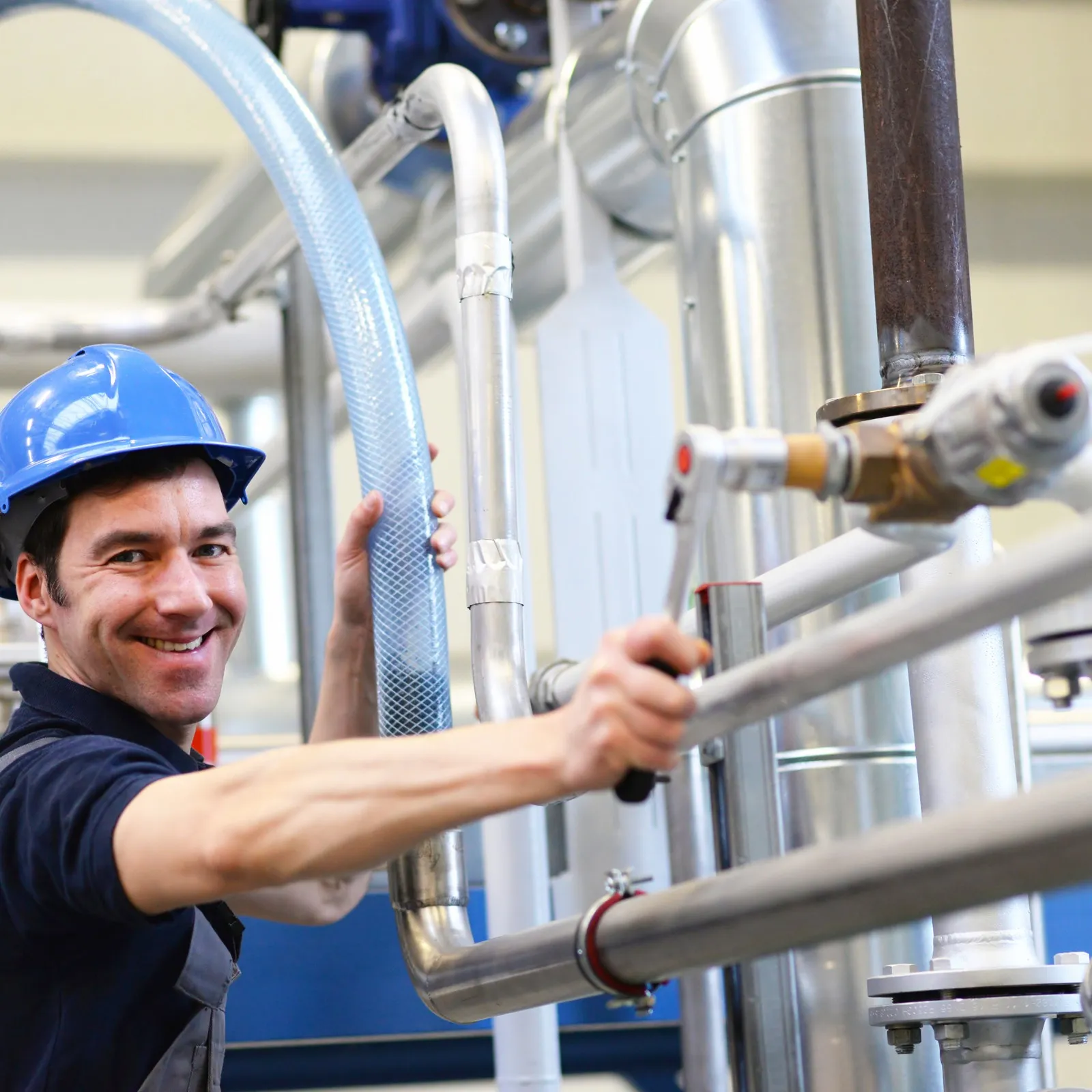 Ein Mann arbeitet in einem Industrie-Unternehmen. 