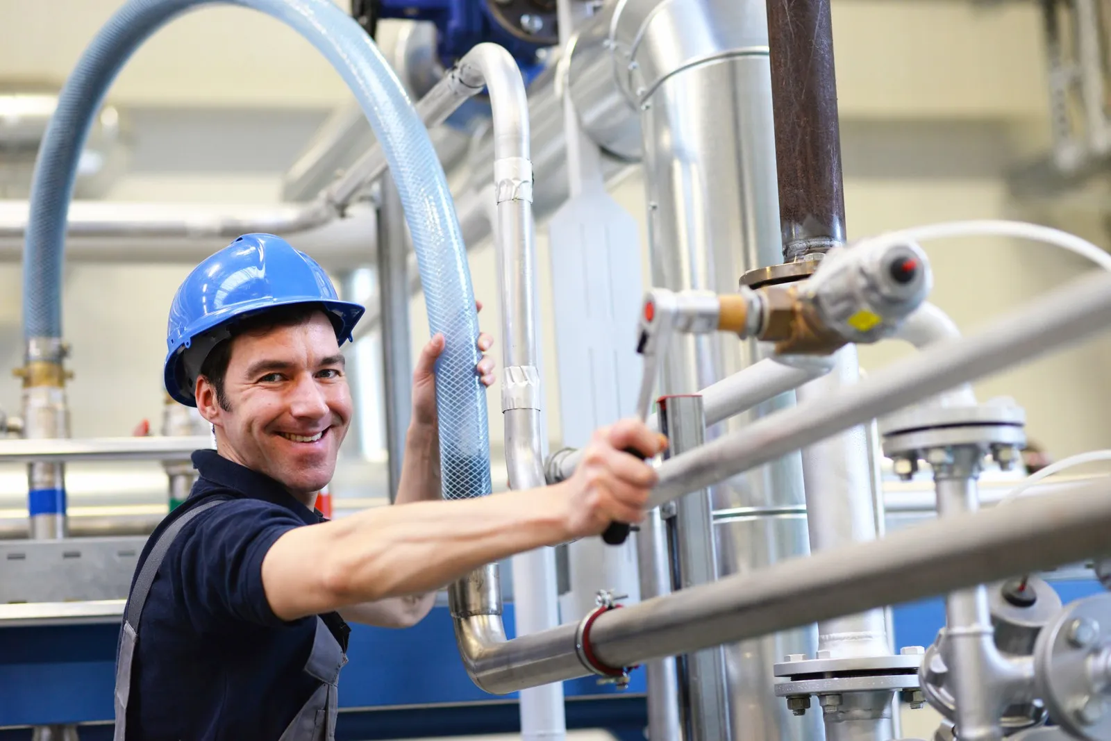 Ein Mann arbeitet in einem Industrie-Unternehmen. 