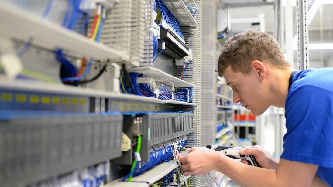 Elektriker montiert Schaltschrank in der Industrie