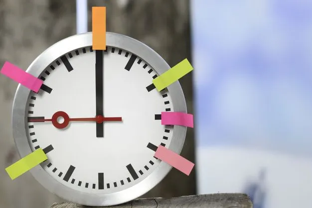 Eine Uhr hängt an der Wand. An der Uhr sind Post-its in verschiedenen Farben angebracht.