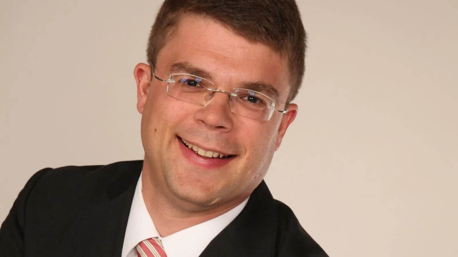 Porträtfoto von Unternehmensberater Axel Schröder.