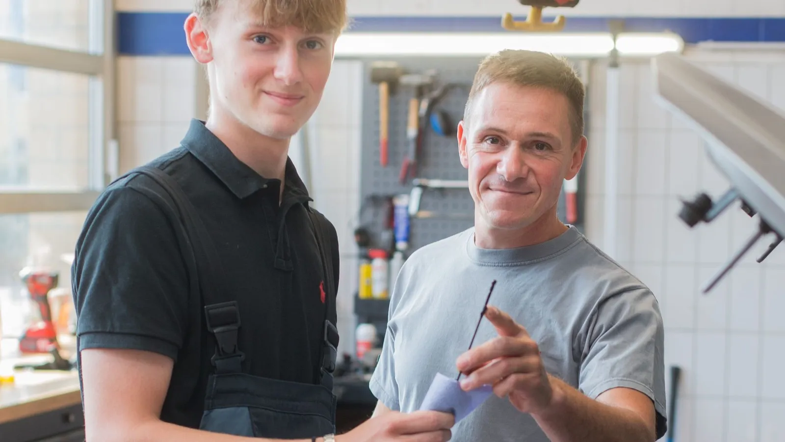 Azubis Tim Levie Truczynski und Ausbilder Christian Schubert von der Car Service GmbH in Magdeburg
