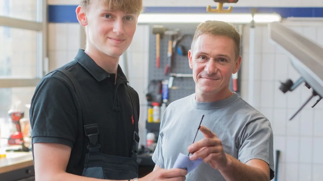 Azubis Tim Levie Truczynski und Ausbilder Christian Schubert von der Car Service GmbH in Magdeburg
