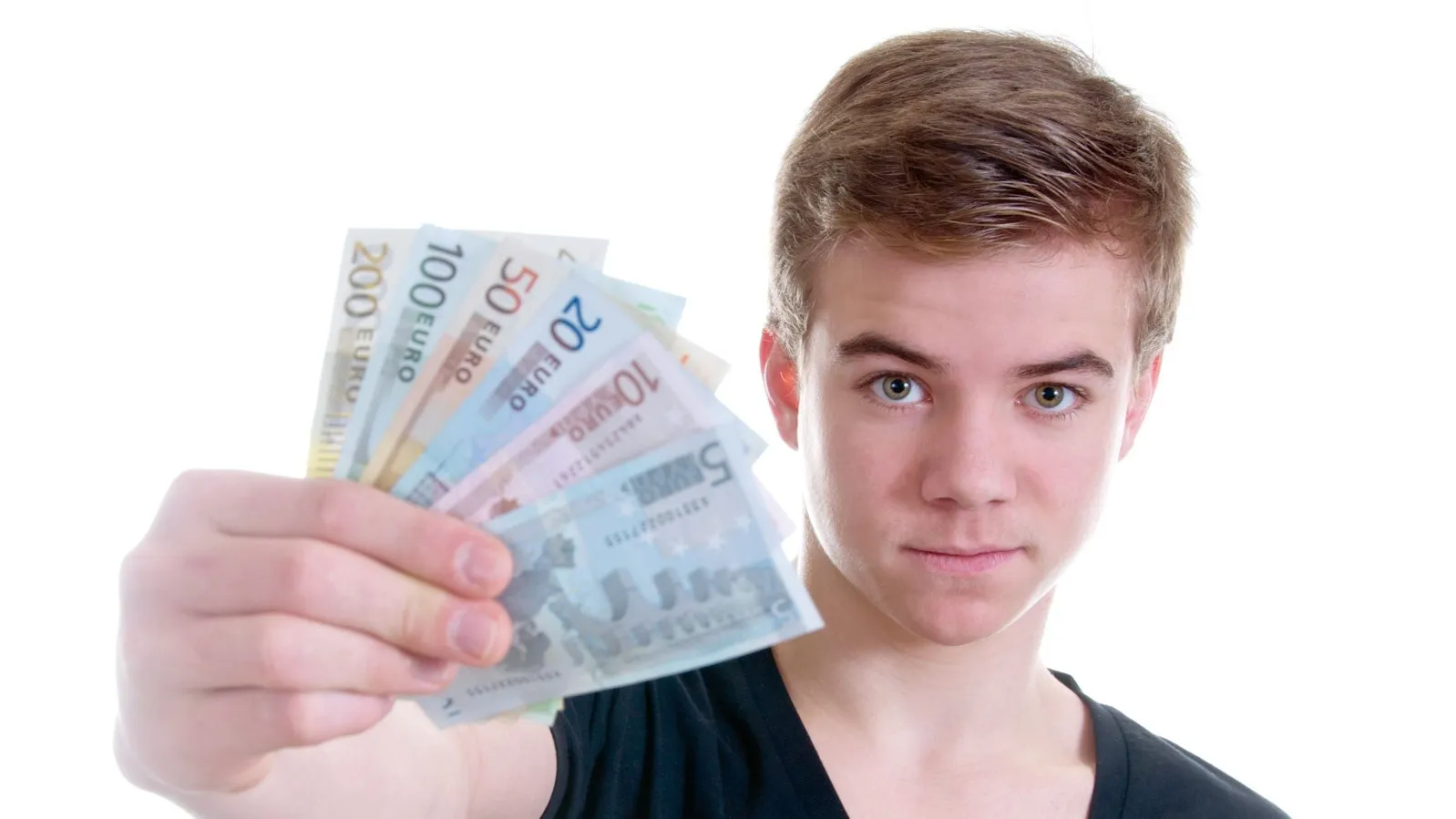 Ein junger Mann hält mehrere Euro-Scheine in der Hand.