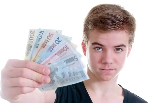 Liegt die Ausbildungsvergütung weit unter der tariflichen Vergütung, kann eine Nachzahlung rechtmäßig sein.
