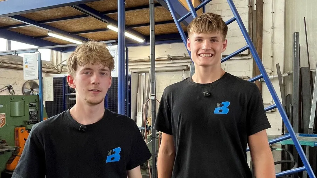 Azubis Julius Casper Wadewitz und Robert Reßler von Metallbau Burckhardt