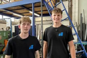 Azubis Julius Casper Wadewitz und Robert Reßler von Metallbau Burckhardt