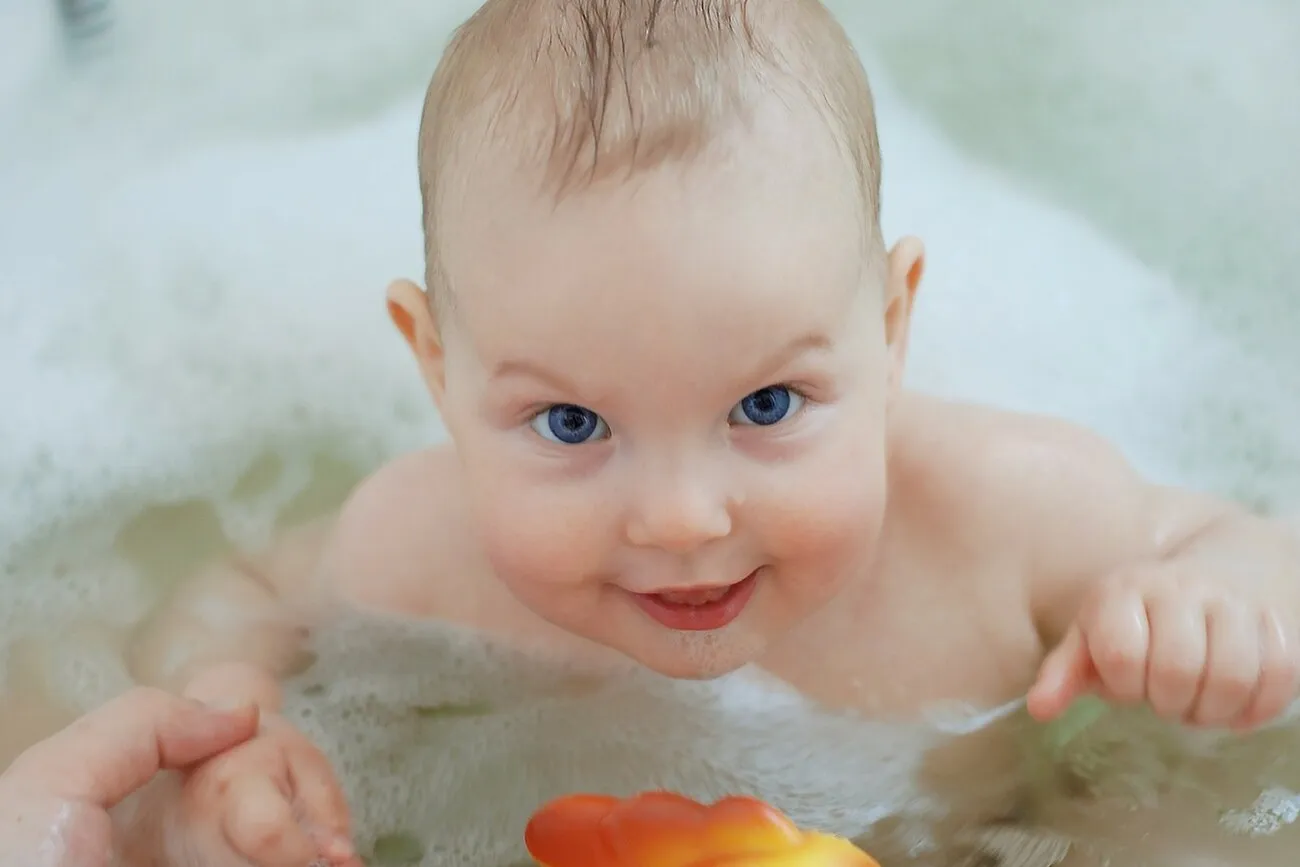 Ein Baby in der Badewanne.