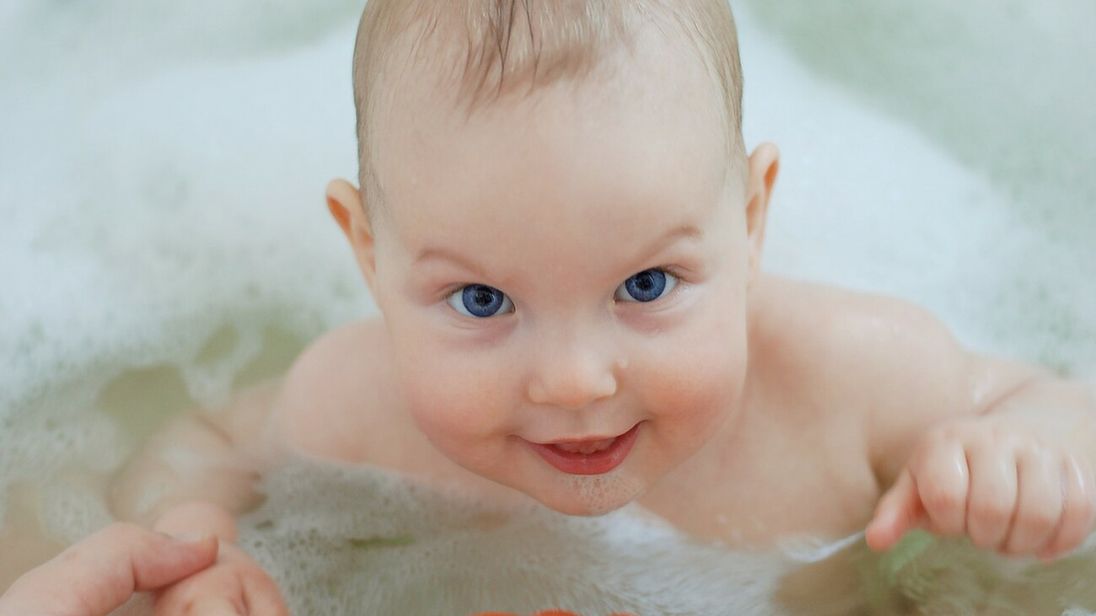 Baby in der Badewanne