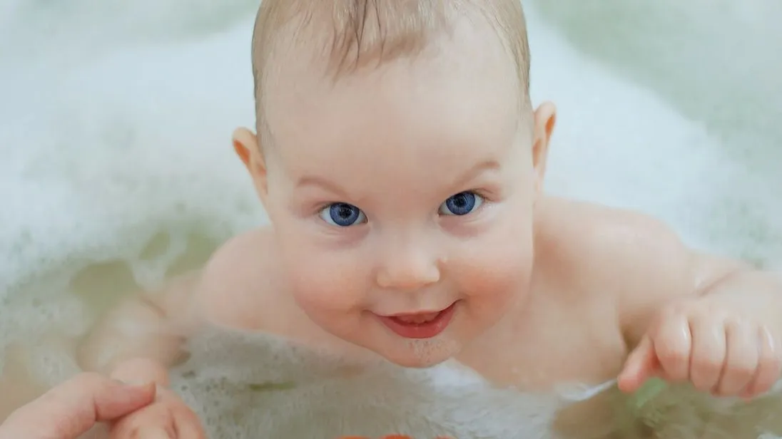 Baby in der Badewanne