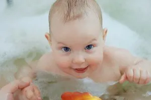 Baby in der Badewanne