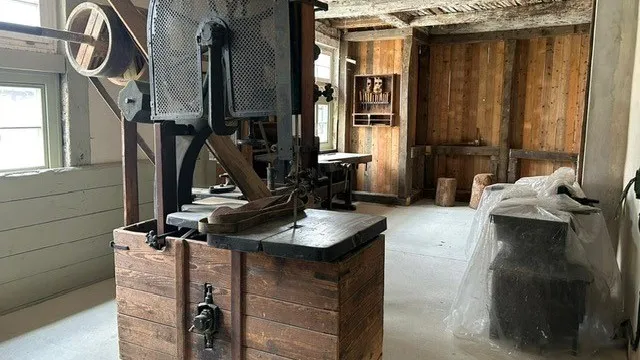 Mit der Bandsäge wurden Holzteile für Wagenräder und andere Konstruktionen zugeschnitten.