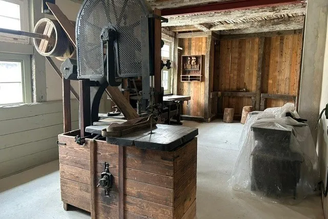 Mit der Bandsäge wurden Holzteile für Wagenräder und andere Konstruktionen zugeschnitten.