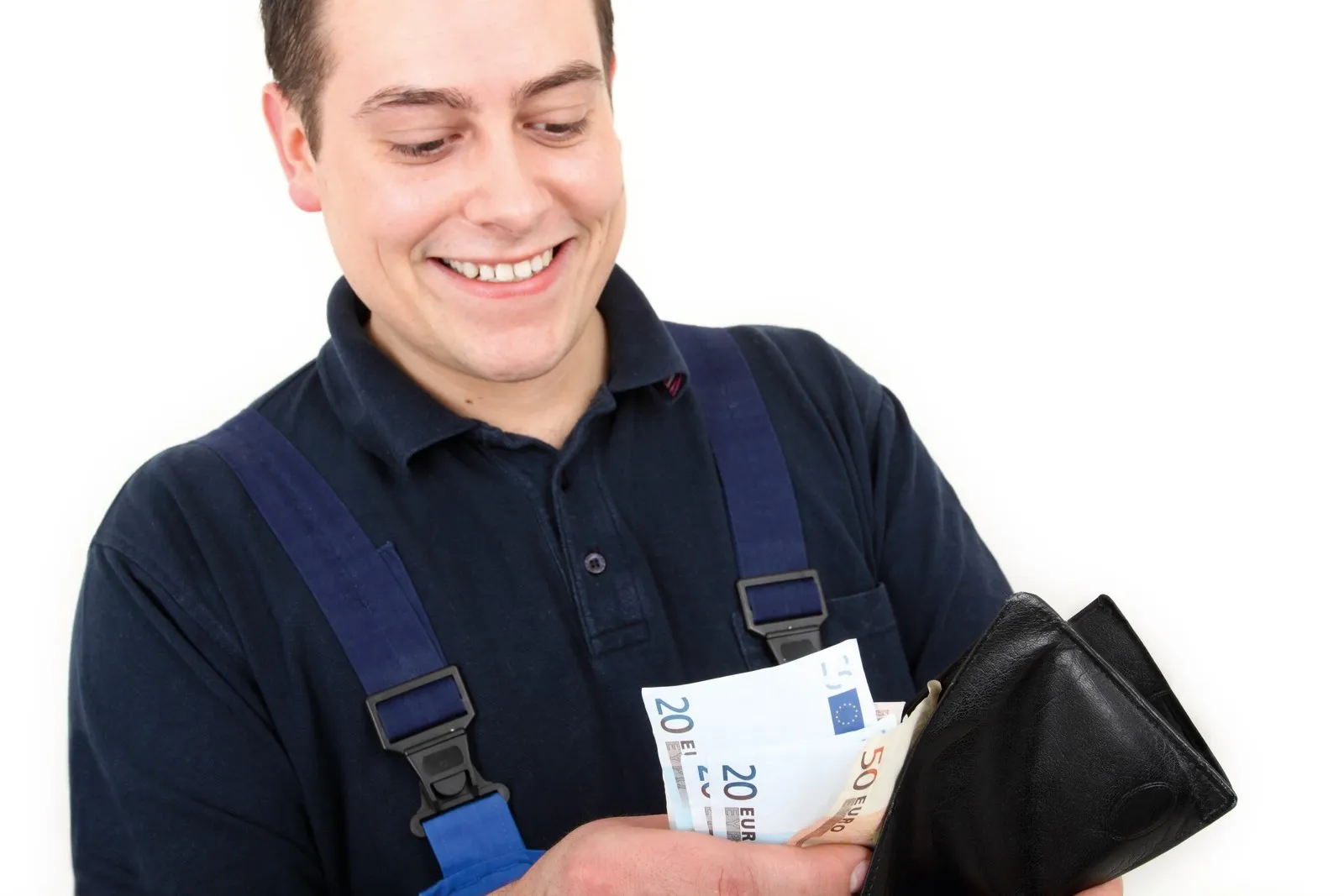 Handwerker steckt bargeld ein