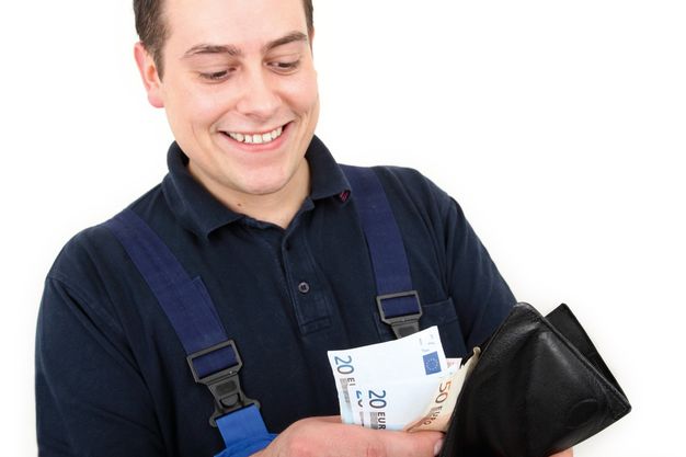 Handwerker steckt bargeld ein