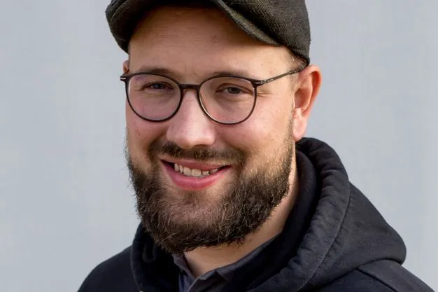 Zimmermeister Bastian Westmann hat schon viele Vorstellungsgespräche geführt. Er fragt gezielt nach Berufserfahrung und Details, um Bewerber einschätzen zu können.