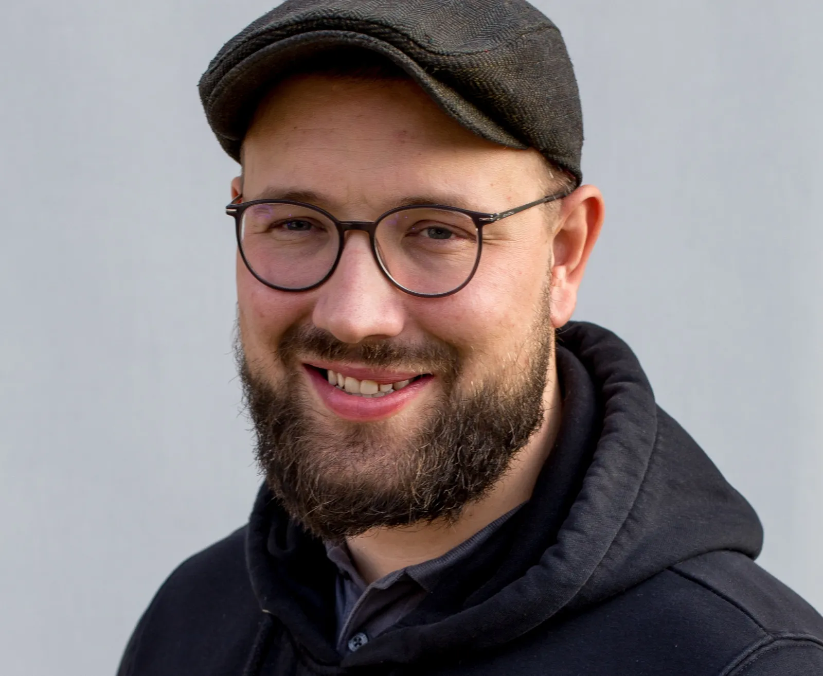 Zimmermeister Bastian Westmann hat schon viele Vorstellungsgespräche geführt. Er fragt gezielt nach Berufserfahrung und Details, um Bewerber einschätzen zu können.