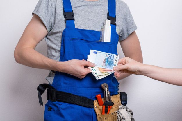 Wer willkürlich seine Mitarbeiter unterschiedlich entlohnt, verstößt gegen den Gleichbehandlungsgrundsatz.