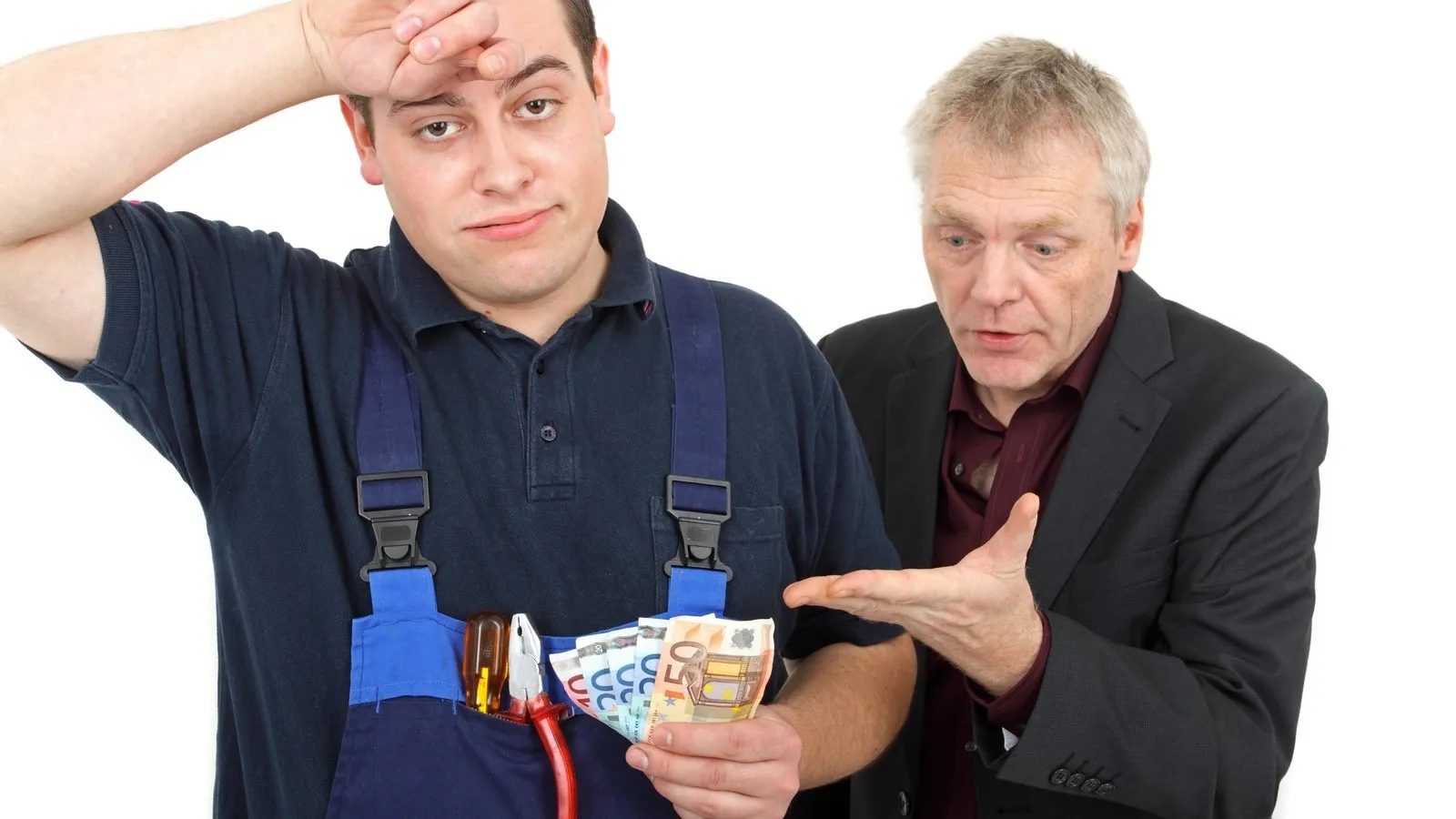 Kunde im schwarzen Anzug streitet mit Handwerker, der mehrere Euro Banknoten in der Hand hält. Der Handwerker hält sich die Hand an die Stirn.
