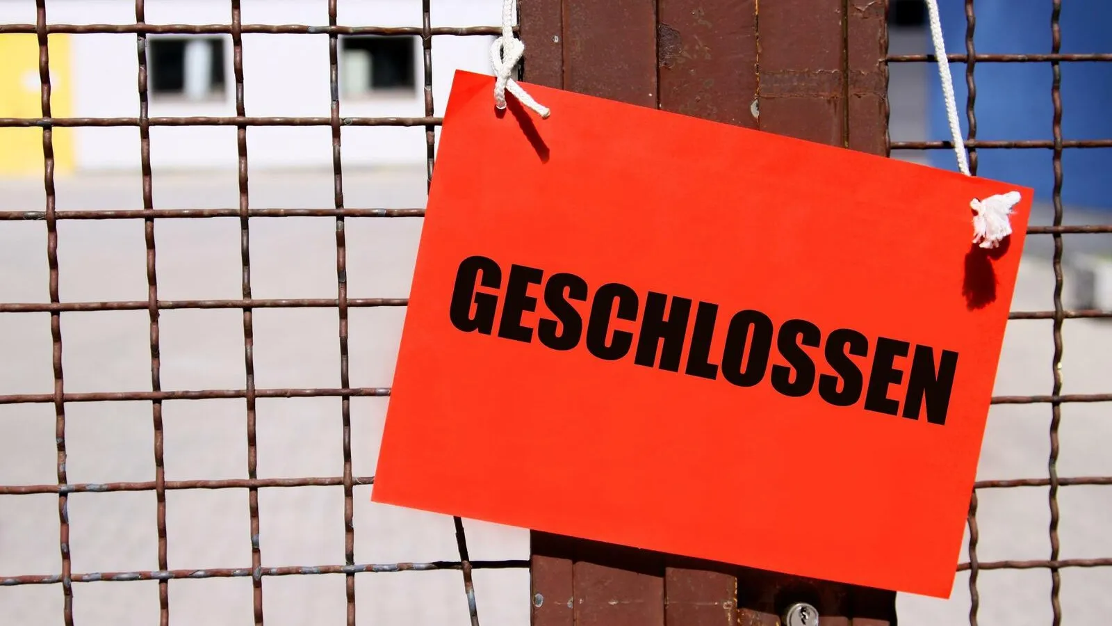 Ein Drahtzaun an dessen Holzmast ein rotes Schild mit der Aufschrift "GESCHLOSSEN" hängt.