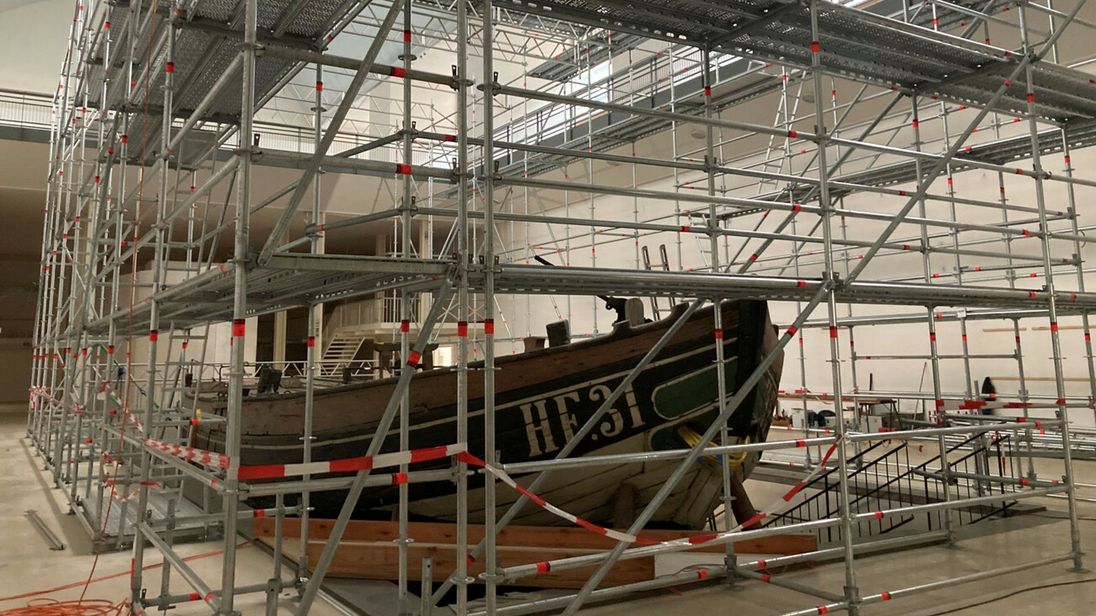 Der Fischewer umrundet von der Stahlkonstruktion.