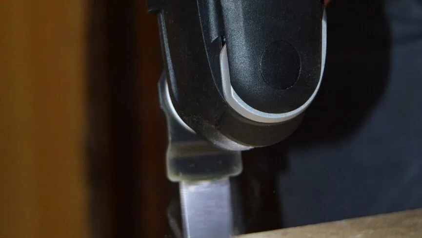 Der Bosch Akku Oszillierer wird mit einem Sägeblatt an einem Stück Holz getestet.