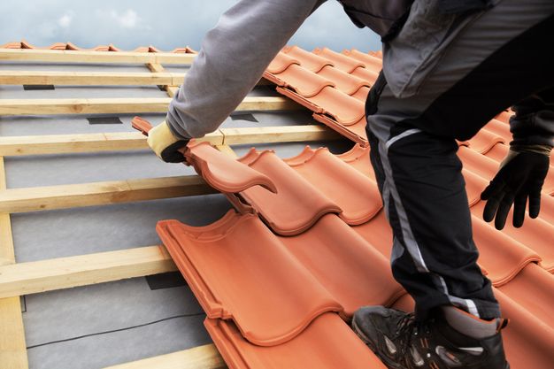 Das Dachdeckerhandwerk gehört zu den Gewerken, die zum 1. Januar 2024 den Branchenmindestlohn anheben.