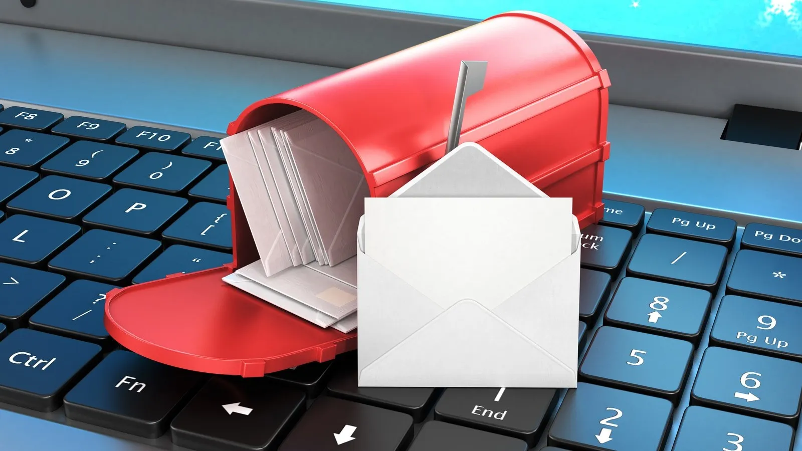 Ein altmodischer roter gefüllter Briefkasten liegt auf einer Laptoptastatur.