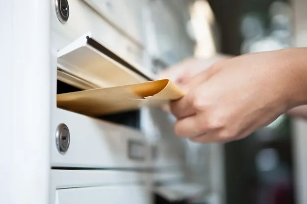 Ein Brief wird in den Briefkasten gesteckt.