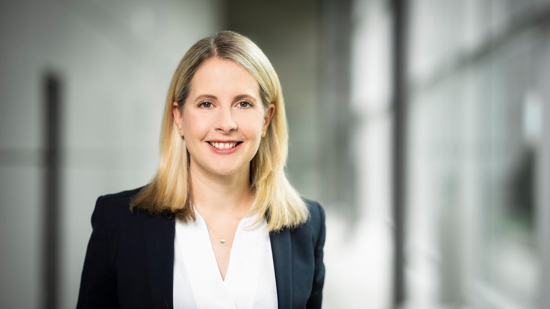 Porträtfoto der Bundesbauministerin Verena Hubertz