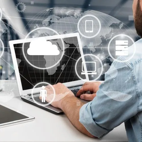 Ein Mann sitz vor dem Laptop. Davor sind Symbole von Cloud, Computer, Handy und Daten.