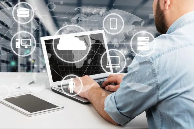 Ein Mann sitz vor dem Laptop. Davor sind Symbole von Cloud, Computer, Handy und Daten.