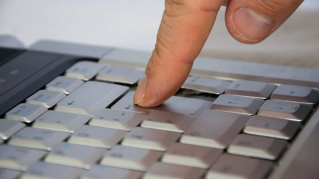 Finger drückt auf Enter-Taste