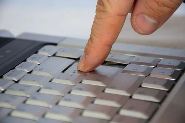 Finger drückt auf Enter-Taste