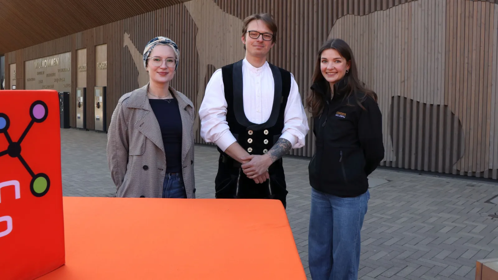 Die jungen Menschen für das Handwerk begeistern wollen auch Nina (li.) und Nele Cordes (re.) von Cordes Holzbau. Der Auszubildende Alan schwärmt von der Vielfalt des Zimmererhandwerks.