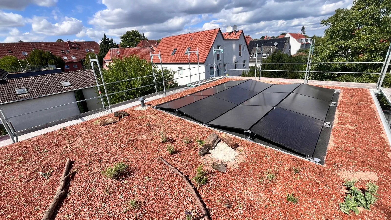 Die PV-Insel auf einem Dach, das Lebensraum bietet – mit Energie, Kühlung und Regenwasserspeicherung.