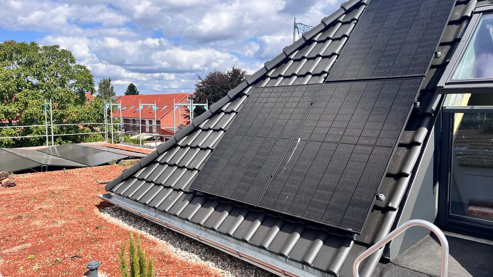 Photovoltaik und Dachbegrünung: Die Dachflächen wurden energetisch saniert und ökologisch aufgewertet.