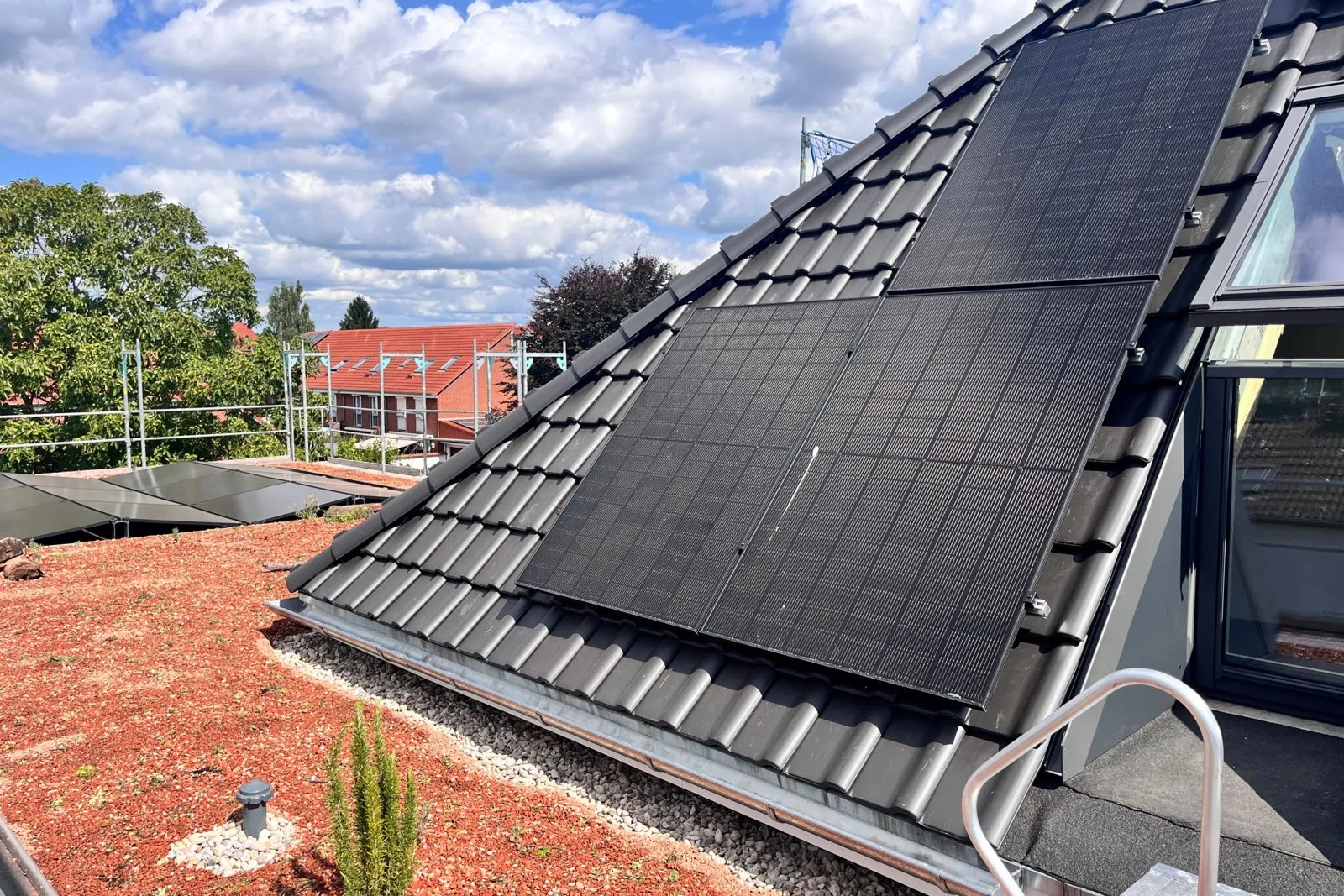 Photovoltaik und Dachbegrünung: Die Dachflächen wurden energetisch saniert und ökologisch aufgewertet.