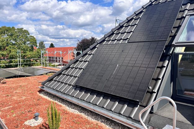 Photovoltaik und Dachbegrünung: Die Dachflächen wurden energetisch saniert und ökologisch aufgewertet.