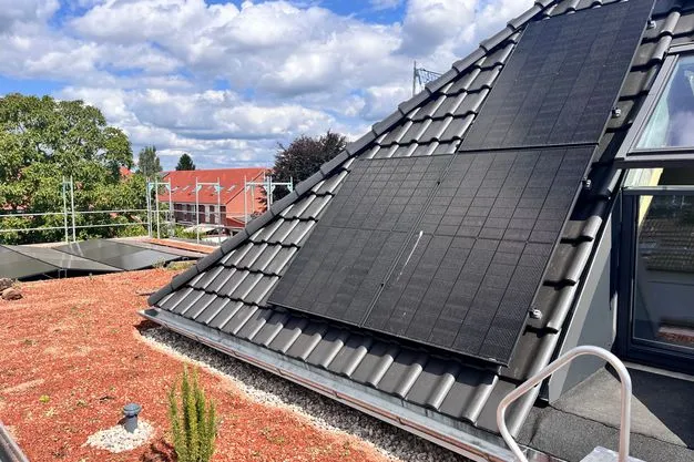 Photovoltaik und Dachbegrünung: Die Dachflächen wurden energetisch saniert und ökologisch aufgewertet.