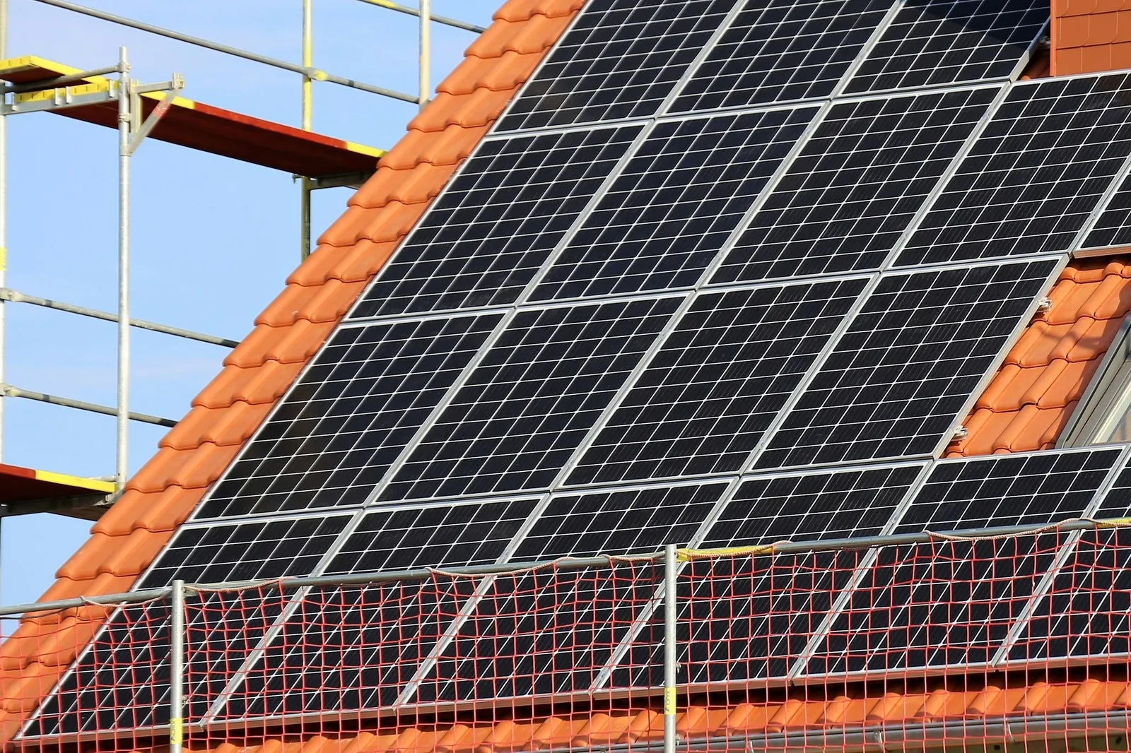 Ein Dach mit einer Solaranlage. Das Dach ist mit Netzen gesichert.