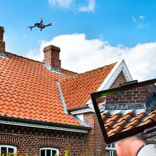 Alles in Ordnung? Wenn das Dach per Drohne inspiziert werden kann, muss niemand hinauf.