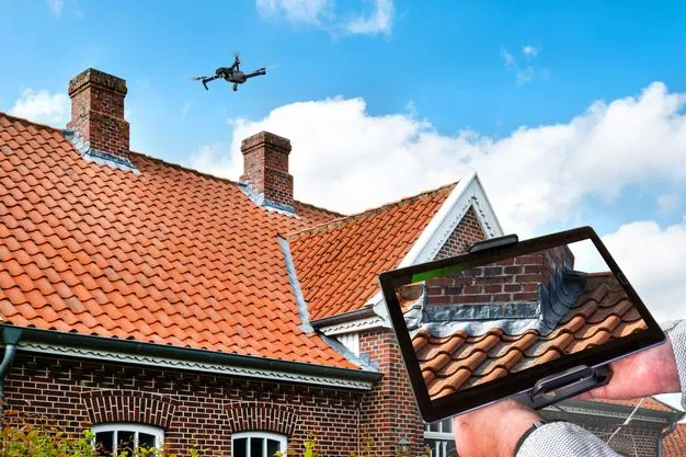 Alles in Ordnung? Wenn das Dach per Drohne inspiziert werden kann, muss niemand hinauf.