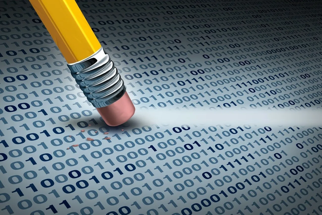 Jemand lässt ein Stift mit Radiergummi über einen Datensatz gleiten und löscht dabei Informationen.